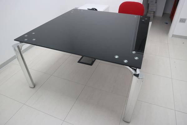 6#2335 Tavolino quadrato in vetro e arredamento da ufficio in vendita - foto 1