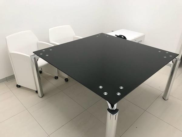 6#2335 Tavolino quadrato in vetro e arredamento da ufficio in vendita - foto 2
