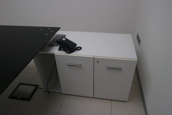 6#2335 Tavolino quadrato in vetro e arredamento da ufficio in vendita - foto 3