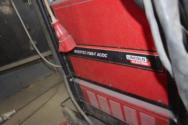 30#2413 Saldatrice Lincoln Electric INVERTEC V305-T AC/DC in vendita - foto 3
