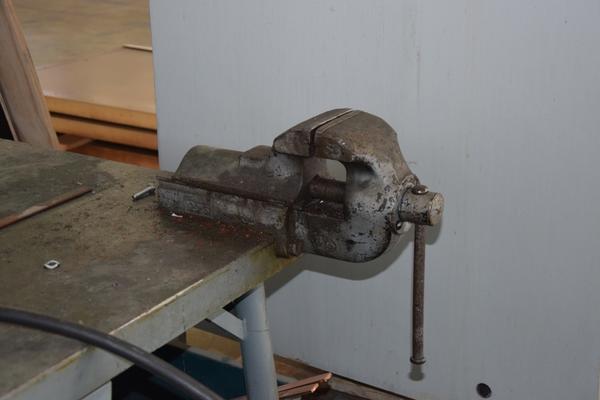 32#2413 Banco da lavoro attrezzato in vendita - foto 3