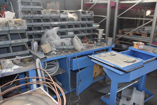 39#2413 Tavoli da lavoro e minuteria in vendita - foto 4