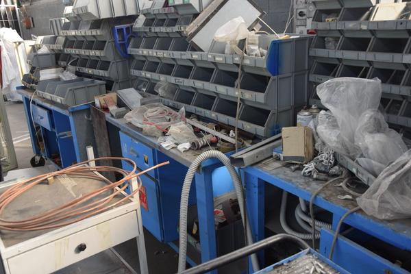 39#2413 Tavoli da lavoro e minuteria in vendita - foto 6