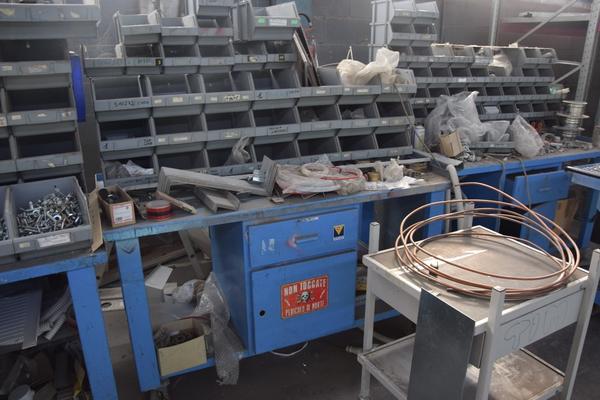 39#2413 Tavoli da lavoro e minuteria in vendita - foto 7