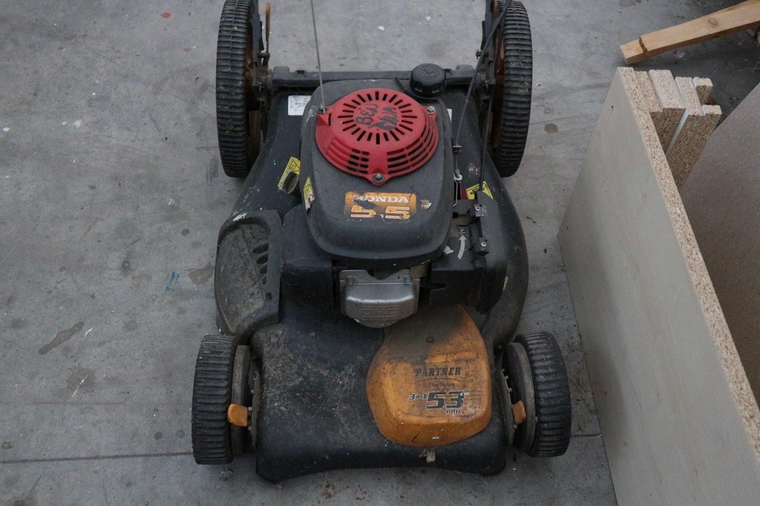 Lot Electrolux lawn mowers and Echo brush cutter