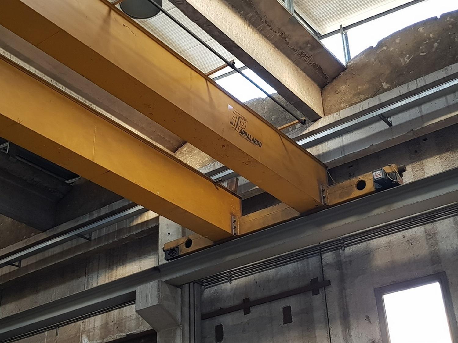 Lot Overhead Crane