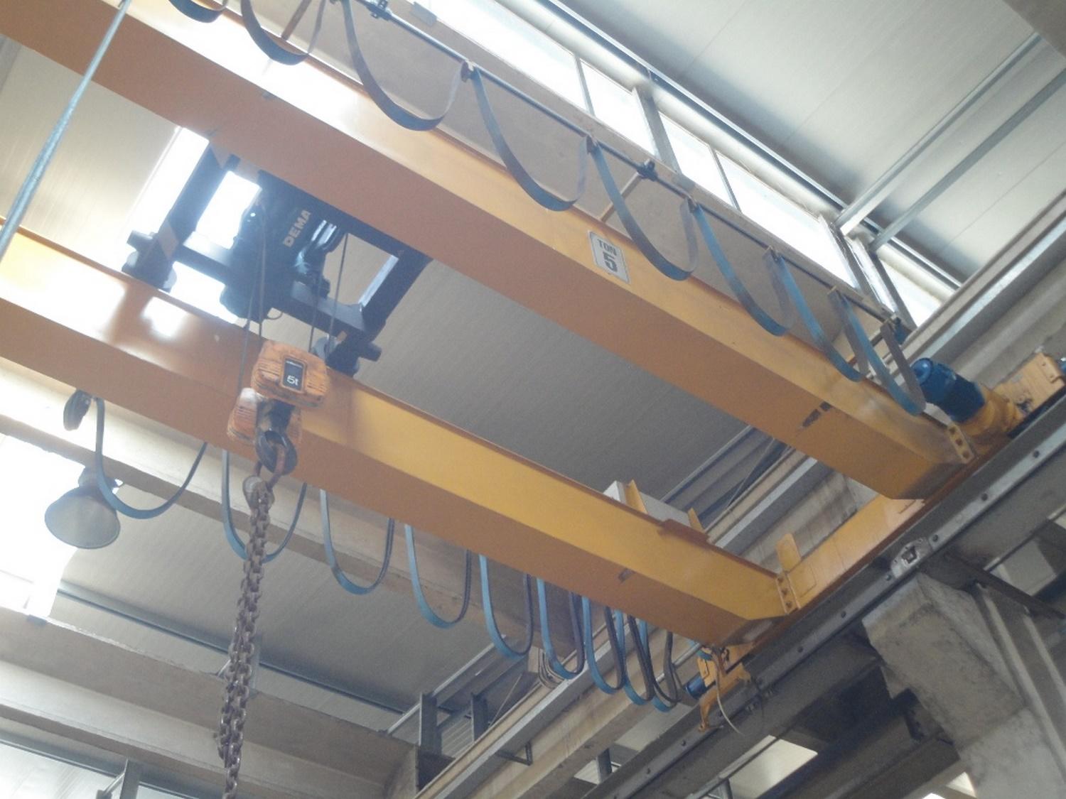 Lot Overhead Crane