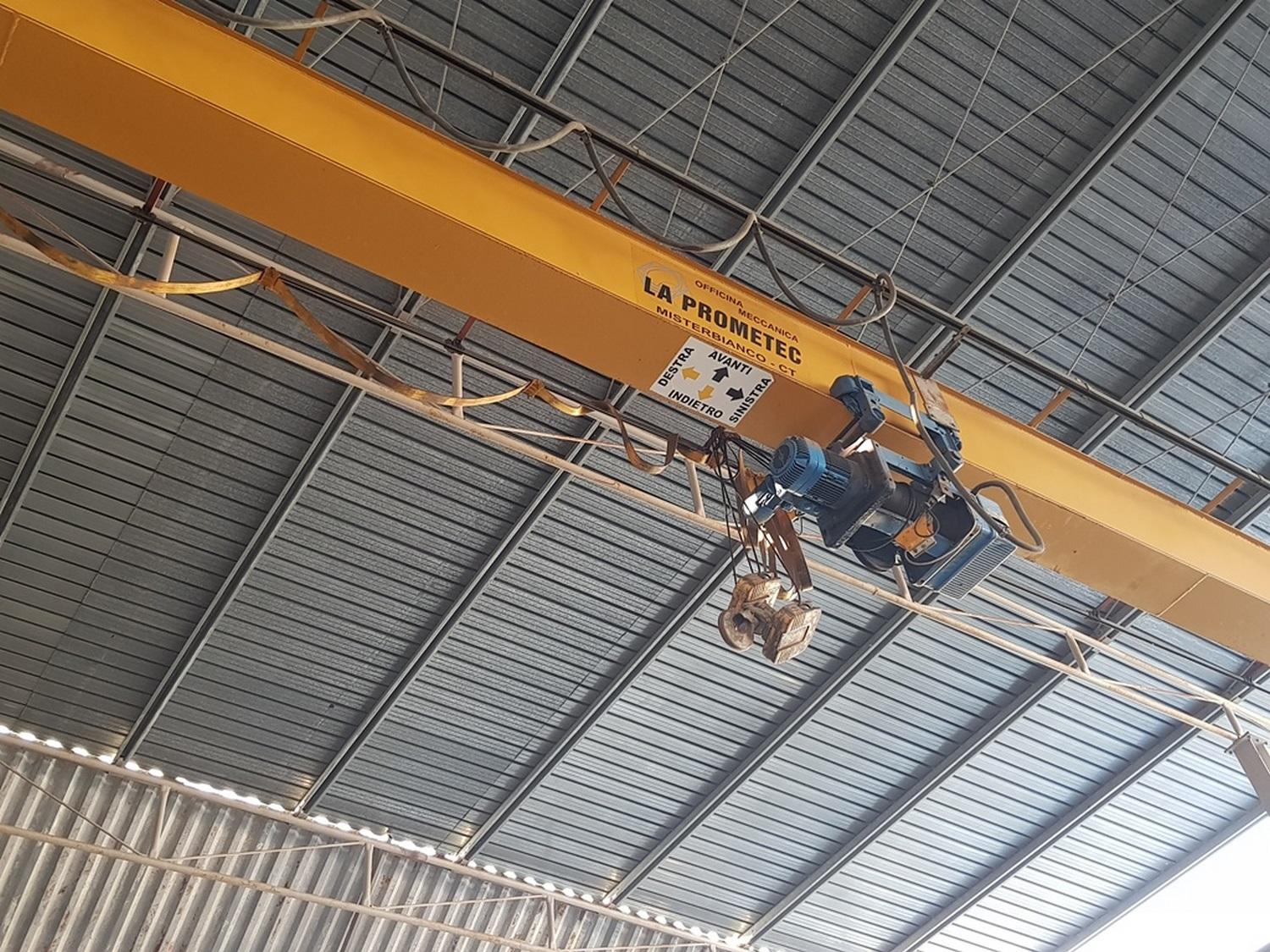 Lot Overhead Crane
