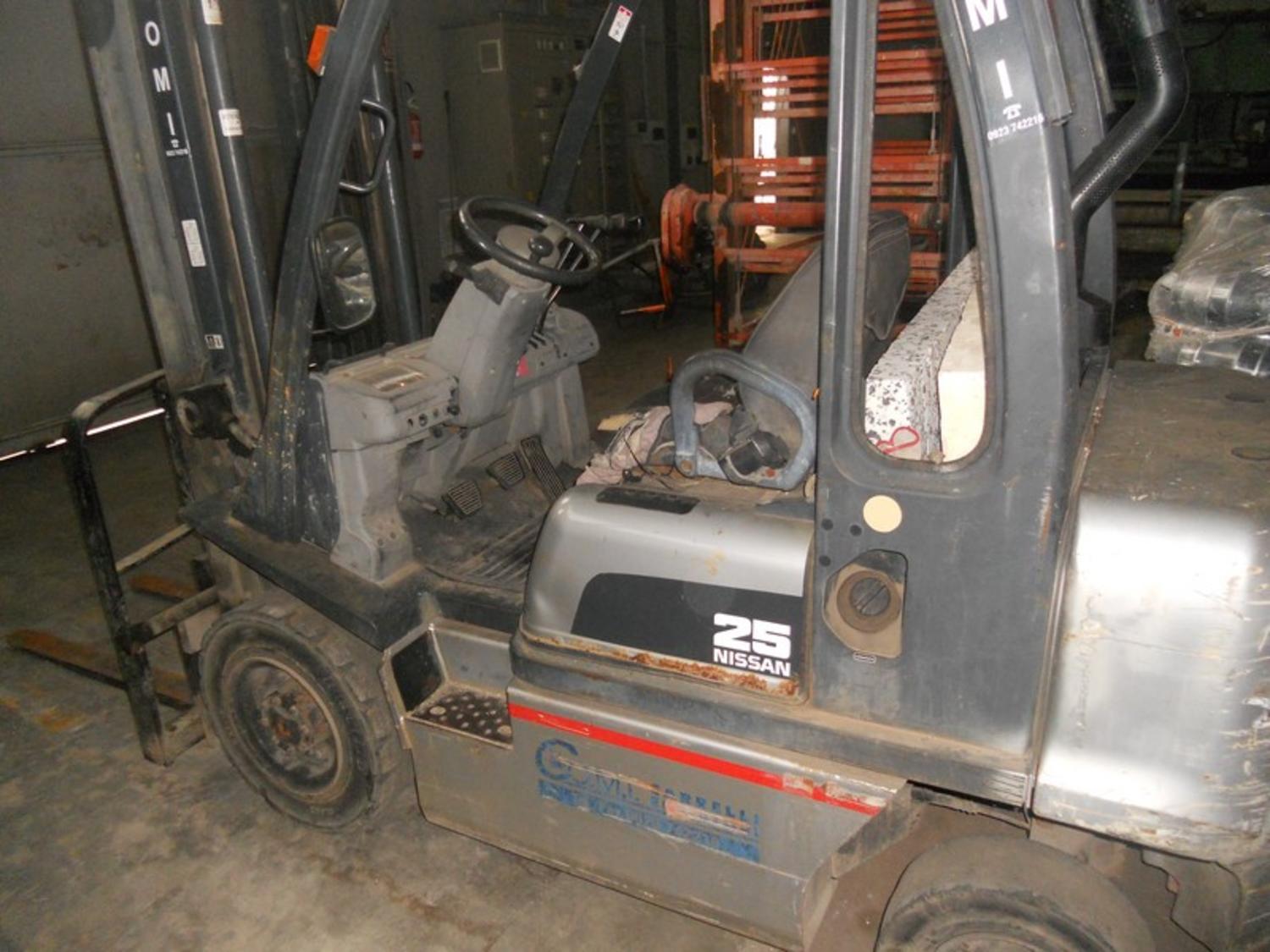 Lot Nissan 25 forklift