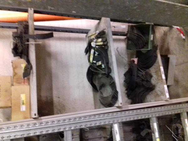 33#2560 Coltelli e zappe multimarche completi di scaffale in vendita - foto 2