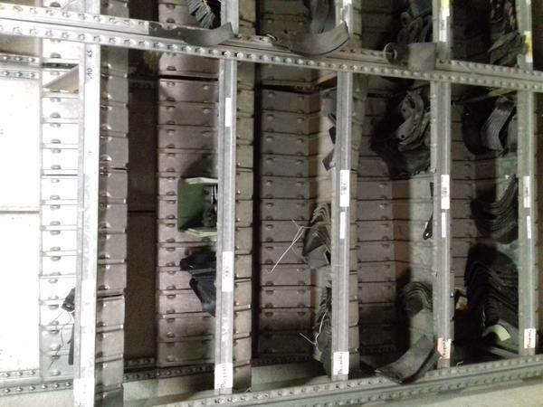 33#2560 Coltelli e zappe multimarche completi di scaffale in vendita - foto 4