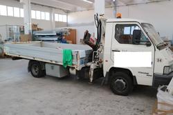 Autocarro Nissan con gru - Lotto 2592 (Asta 2668)