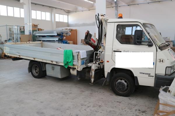 2592#2668 Autocarro Nissan con gru in vendita - foto 1