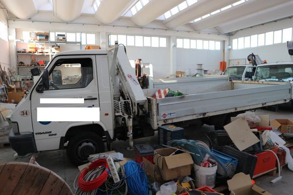 2592#2668 Autocarro Nissan con gru in vendita - foto 3