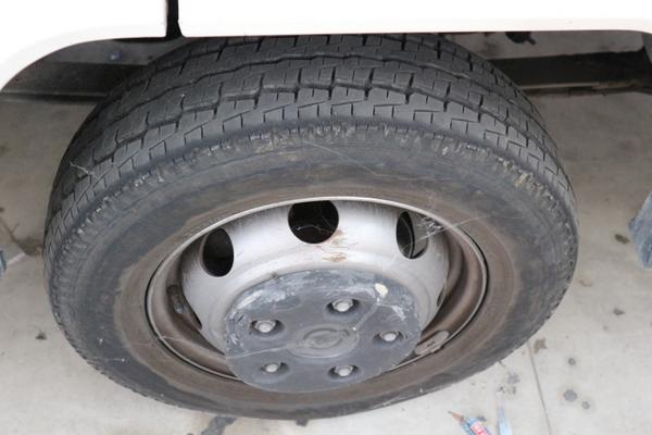 2592#2668 Autocarro Nissan con gru in vendita - foto 6