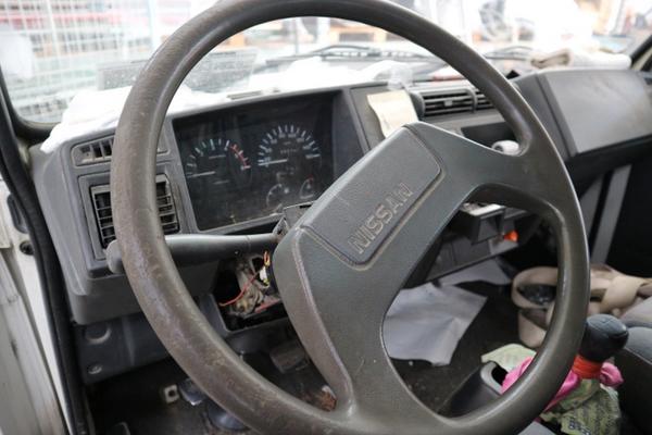 2592#2668 Autocarro Nissan con gru in vendita - foto 18
