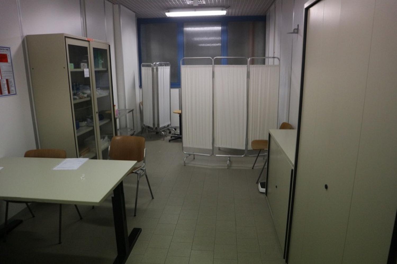 Lot Doctor's office furniture