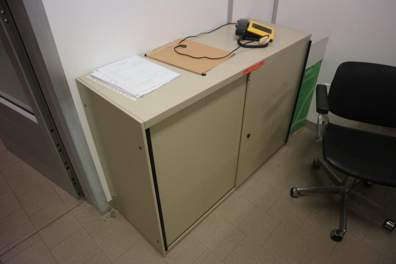 Lot Doctor's office furniture