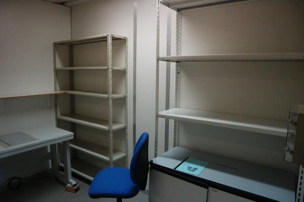 28#2717 Mobili pensili e banco da lavoro in vendita - foto 4