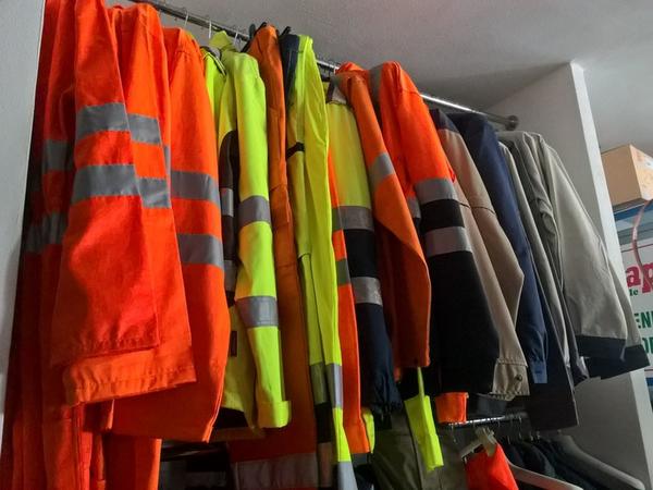 2#2797 Abbigliamento da lavoro in vendita - foto 1