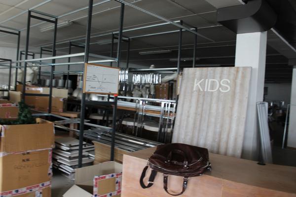 1#2810 Attrezzature per negozio di abbigliamento in vendita - foto 18