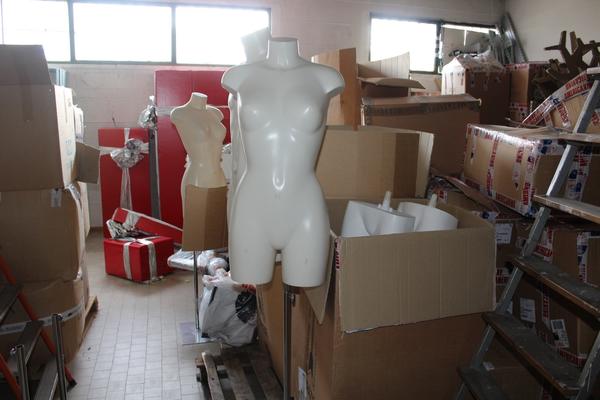 1#2810 Attrezzature per negozio di abbigliamento in vendita - foto 36