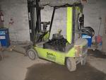 Image 2 - Clark forklift - Lot 7 (Auction 2879)