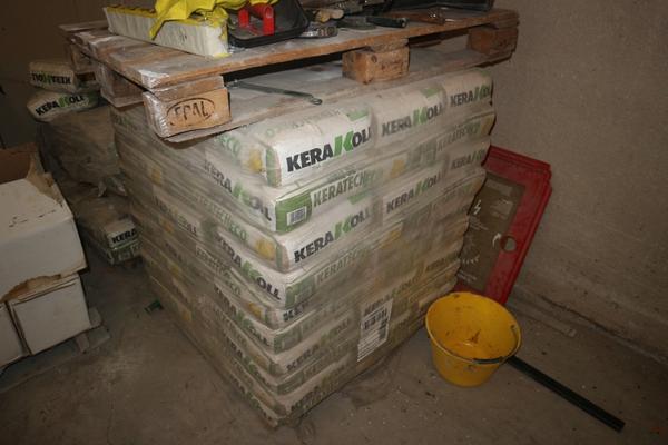 22#2905 Sacchi Kerakoll e attrezzature edili in vendita - foto 1