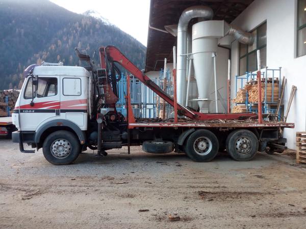 45#2949 Autocarro Mercedes 1844 con stanti e gru per legname in vendita - foto 1