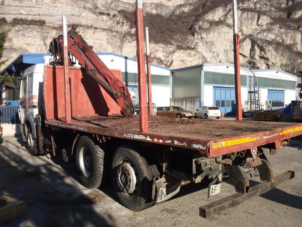45#2949 Autocarro Mercedes 1844 con stanti e gru per legname in vendita - foto 11