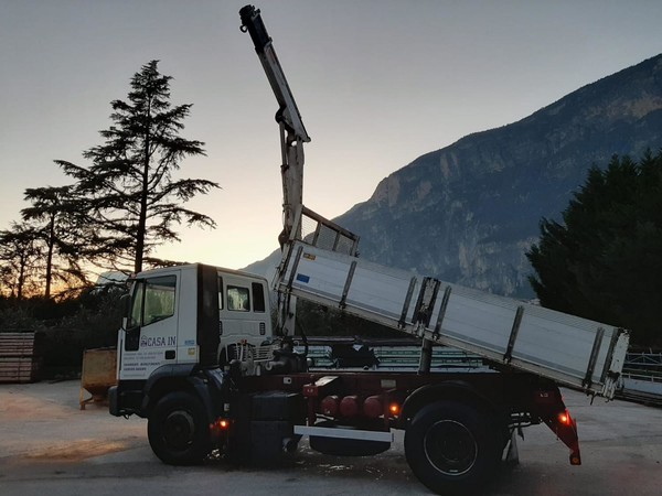 57#2949 Iveco Magirus con gru in vendita - foto 1