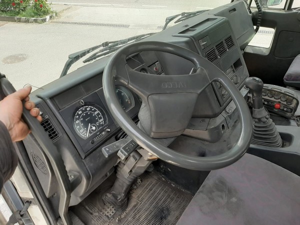 57#2949 Iveco Magirus con gru in vendita - foto 4