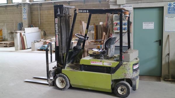2#3053 Macchinari  lavorazione marmo e carrello elevatore Clarck in vendita - foto 4
