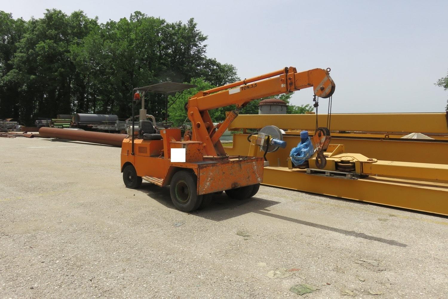 Lot Wheeled crane