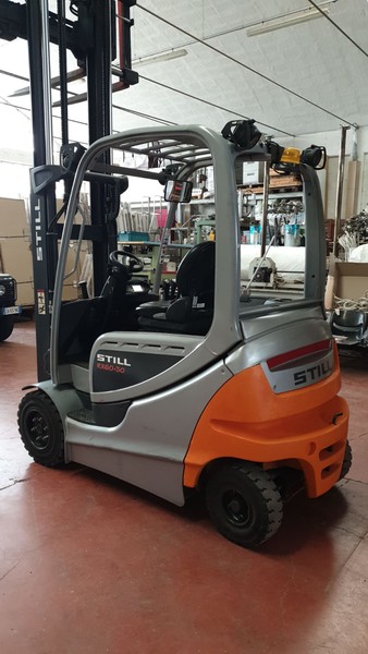 Carrelli elevatori in vendita
