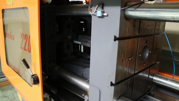 1#3109 Pressa ad iniezione per produzione tappi Plastic metal in vendita - foto 11