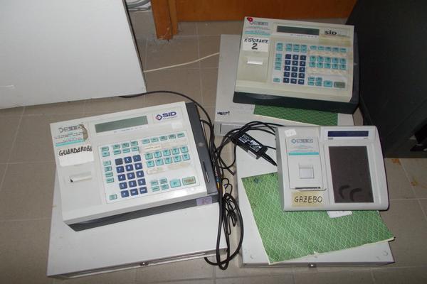 2#3255 Registratori di cassa e materiale infermeria in vendita - foto 1