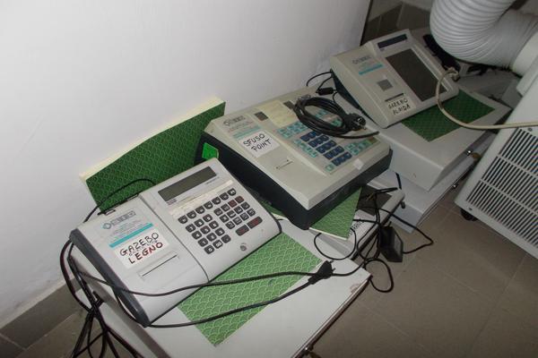 2#3255 Registratori di cassa e materiale infermeria in vendita - foto 37