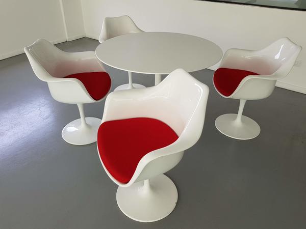 76#3279 Tavolo tondo e sedie Saarinen in vendita - foto 1