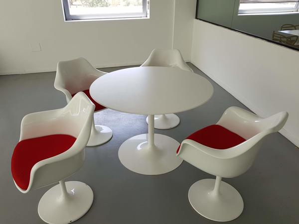 76#3279 Tavolo tondo e sedie Saarinen in vendita - foto 2