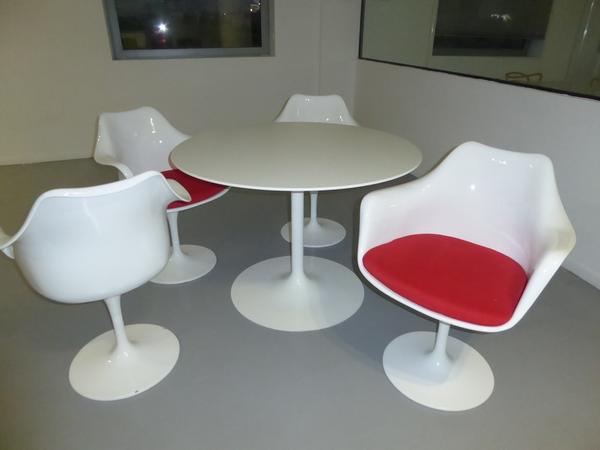 76#3279 Tavolo tondo e sedie Saarinen in vendita - foto 4