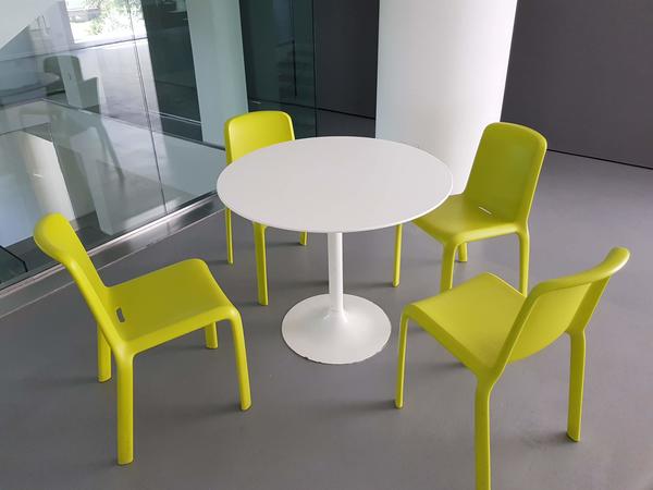 81#3279 Tavolo tondo e sedie Snow Pedrali in vendita - foto 1