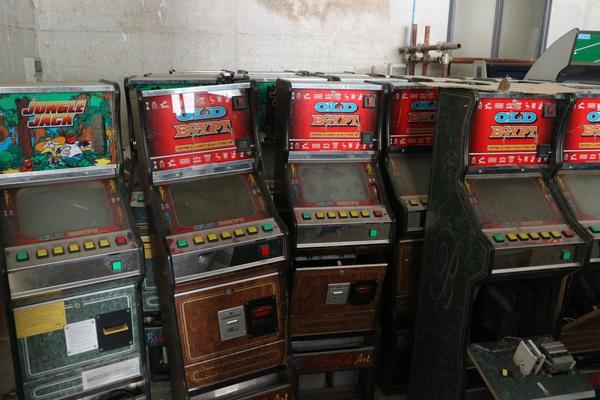 14#3430 Videogiochi e tavolo con sedie in vendita - foto 1
