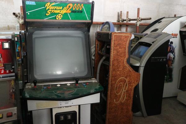 14#3430 Videogiochi e tavolo con sedie in vendita - foto 3