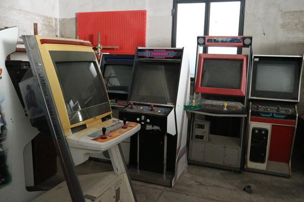 14#3430 Videogiochi e tavolo con sedie in vendita - foto 4