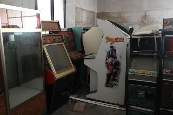 14#3430 Videogiochi e tavolo con sedie in vendita - foto 5