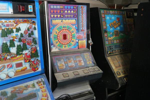 14#3430 Videogiochi e tavolo con sedie in vendita - foto 9