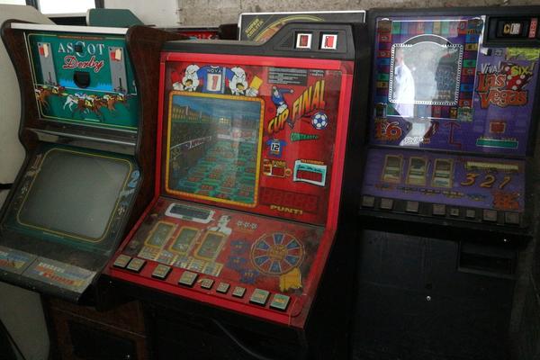 14#3430 Videogiochi e tavolo con sedie in vendita - foto 10