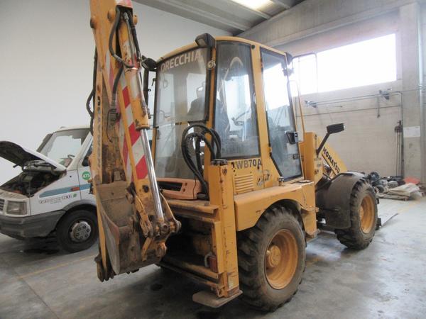 13#3444 Macchina operatrice semovente Komatsu WB70A in vendita - foto 4