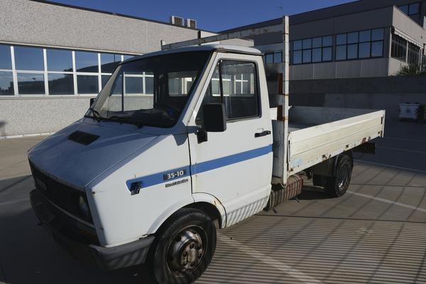 2#3502 Autocarro Iveco 35 e autovettura Opel Corsa in vendita - foto 1